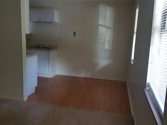 4th image of 127 Hillcrest Dr APT 16
