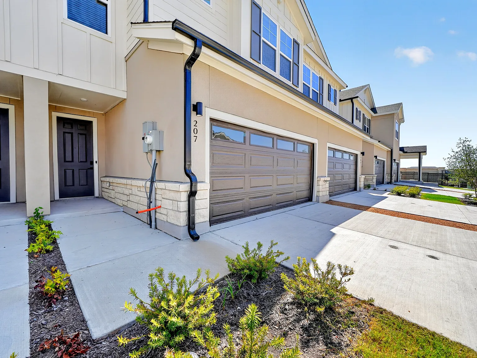 3 bed, 2.5 bath, 1798 sqft, $2,765 — Photo 3