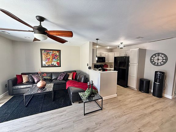 5th image of 610 Bayberry Ct W