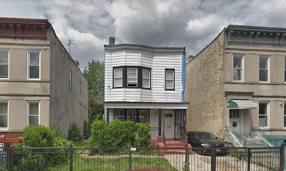 1st image of 318 E 32nd St