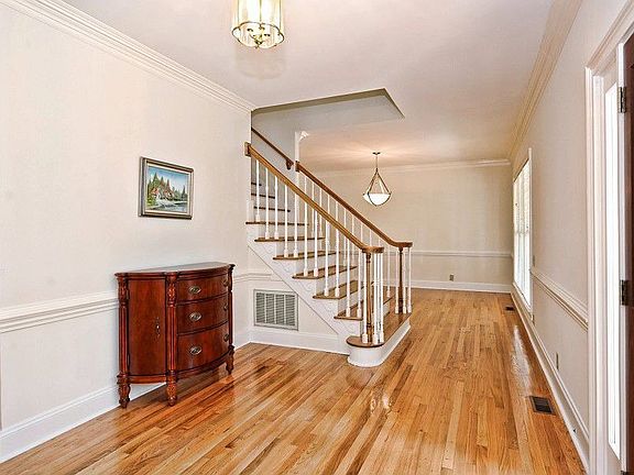 2nd image of 944 Longfield Cres