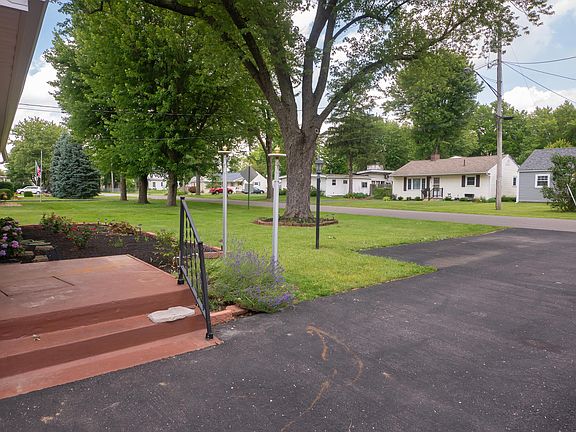 5th image of 369 Clover Ave