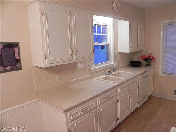 5th image of 424 Dawnlee Ave