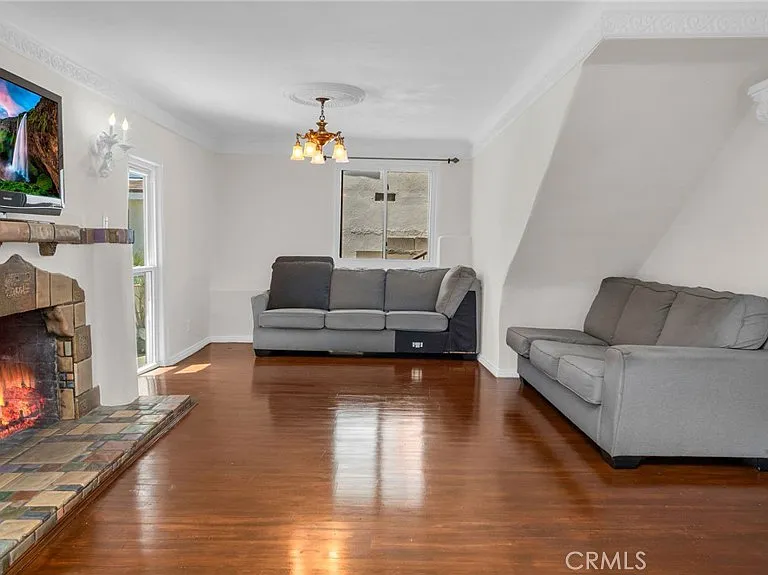 2620 Commodore St — Photo 2