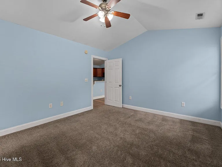300 Hawks Bluff Dr — Photo 19