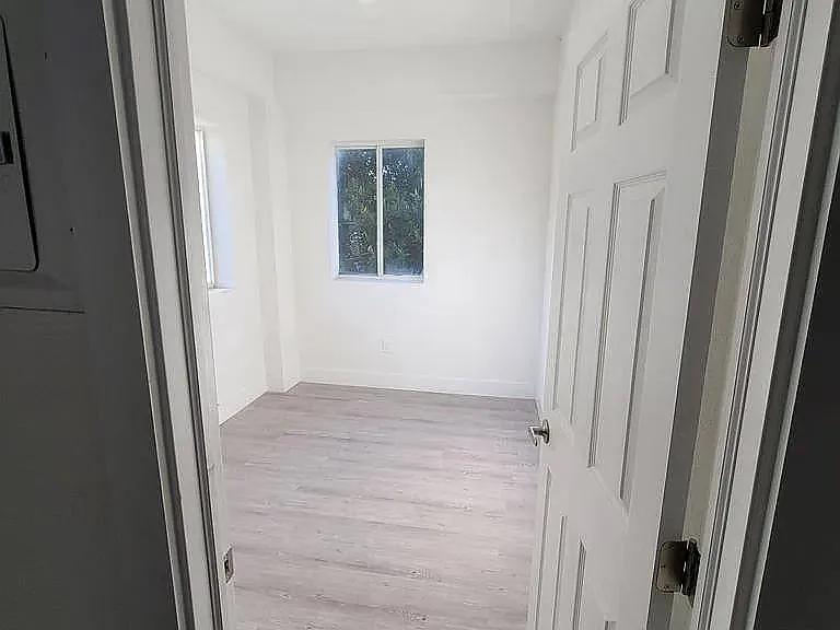 734 SW 4th St #6 — Photo 12