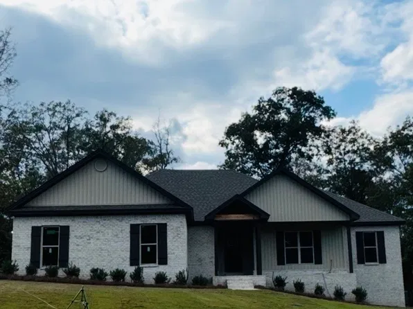 421 Sunnybrook Dr, Deatsville, AL 36022
