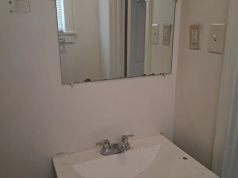 123 W Burke St — Photo 13