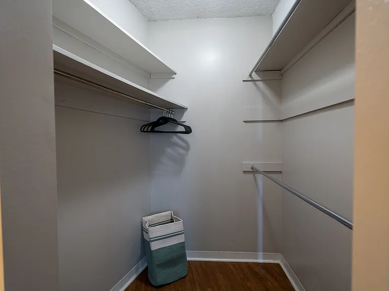 University Club Apartments — Photo 6