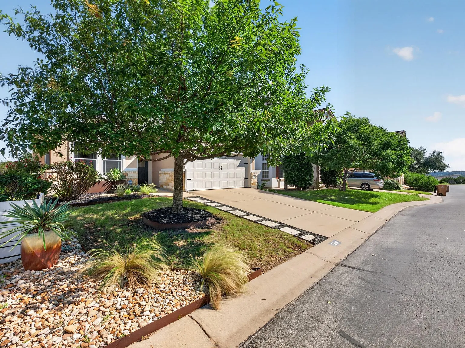 3 bed, 2.0 bath, 1925 sqft, $2,950 — Photo 2