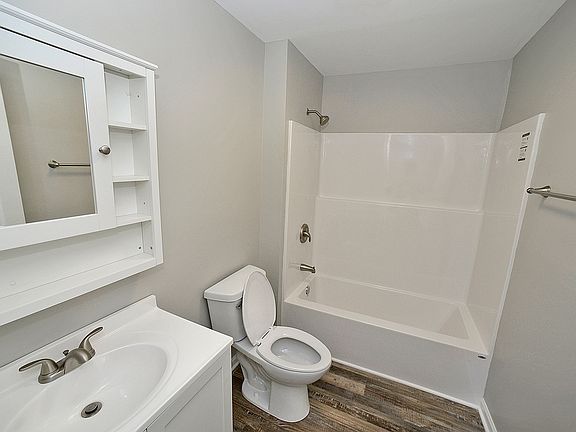 4th image of 1517 La Salle St