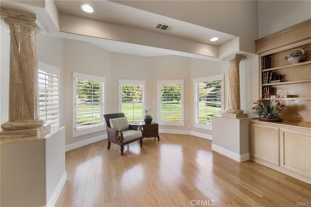 2 bed, 2.5 bath, 2704 sqft, $7,200 — Photo 2