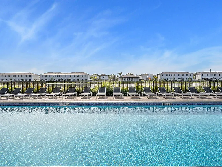 Vista Lago Apartments — Photo 6