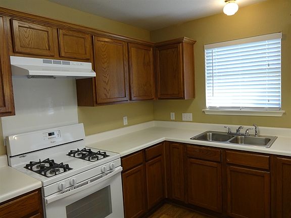4th image of 518 Meadowside Dr