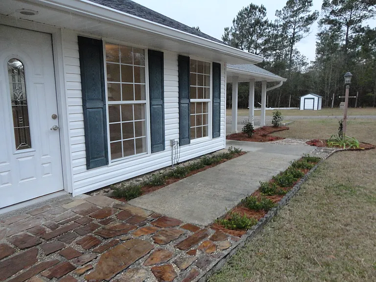 9441 Hidden Acres Rd — Photo 2