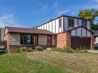 2946 Briarwood Dr W, Mount Prospect, IL 60056