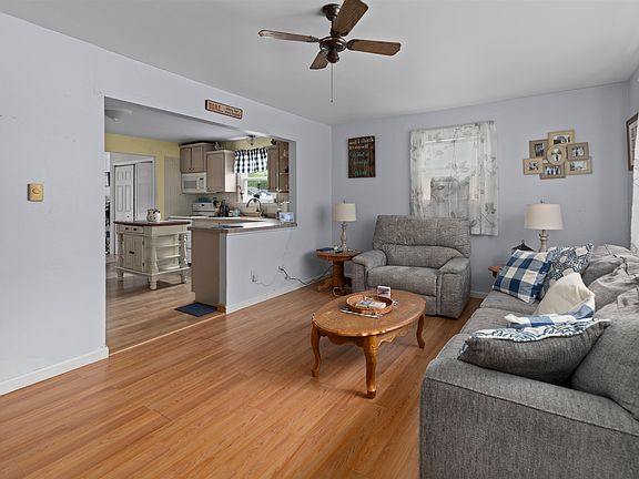 3rd image of 3013 Bayshore Rd N