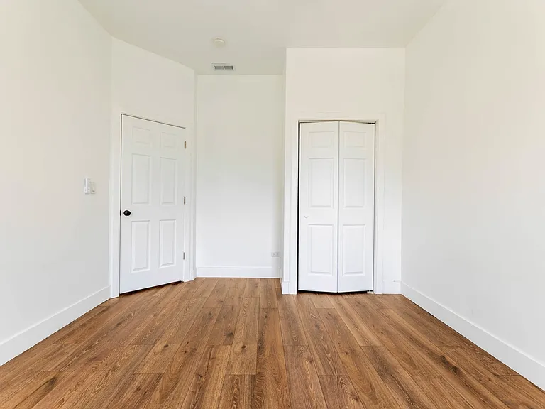 1421 E 69th Pl #1A — Photo 3