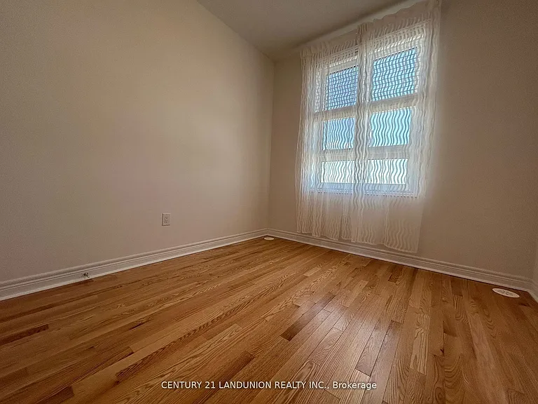 111 Mumbai Dr — Photo 15