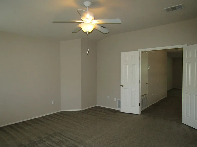 593 Cullen Blvd — Photo 16