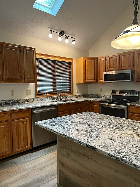 3 bed, 1188 sqft, $2,100 — Photo 3