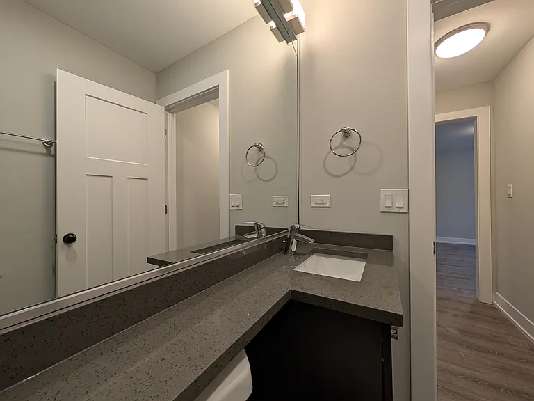 538 W Surf St — Photo 8