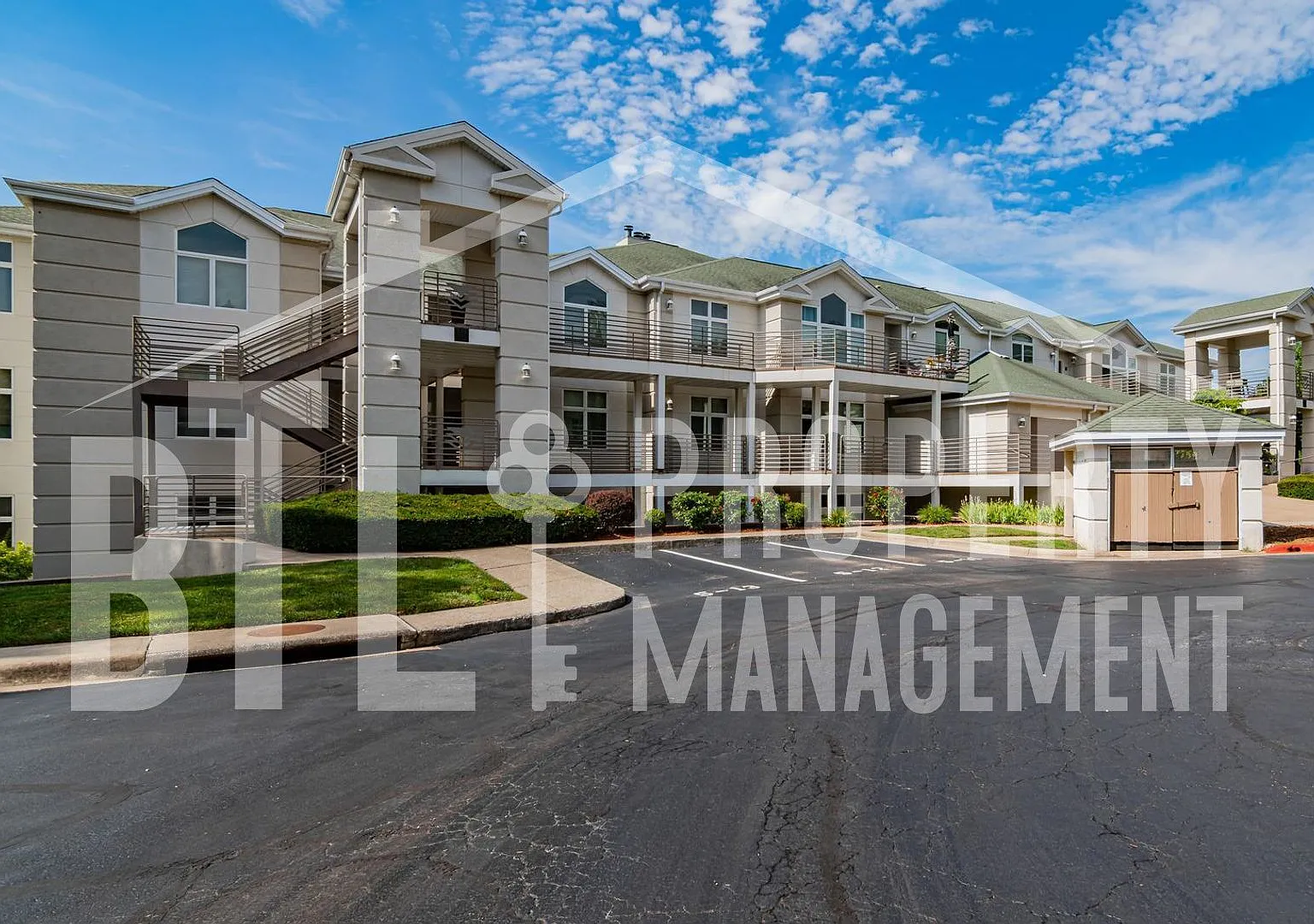 Beautiful Two Bedroom Condo in Palace View Place — Photo 1
