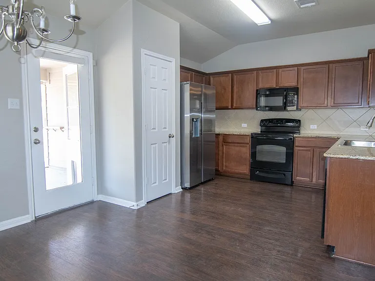 504 Comal Run — Photo 3