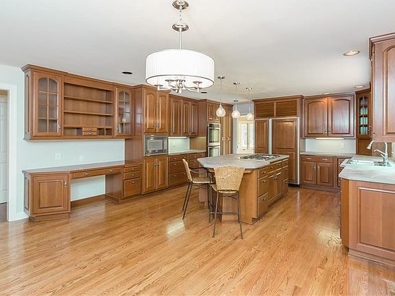 3rd image of 7936 Oak Brook Cir