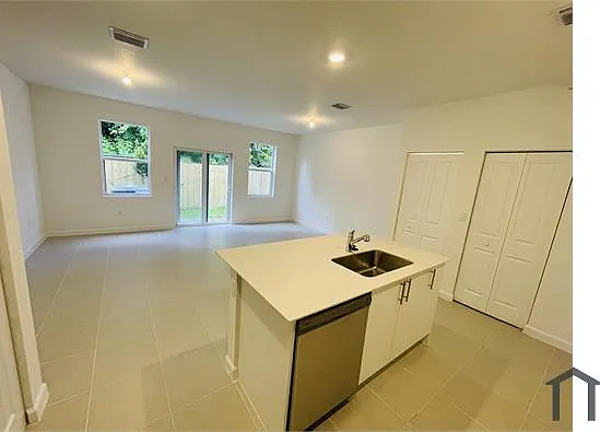 110 NW 10th Pl — Photo 12
