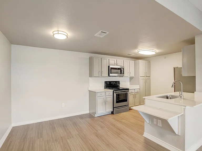 Oasis at Plum Creek Apartments — Photo 39