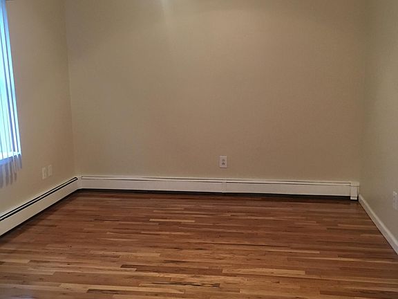 4th image of 424 E 240th St #2