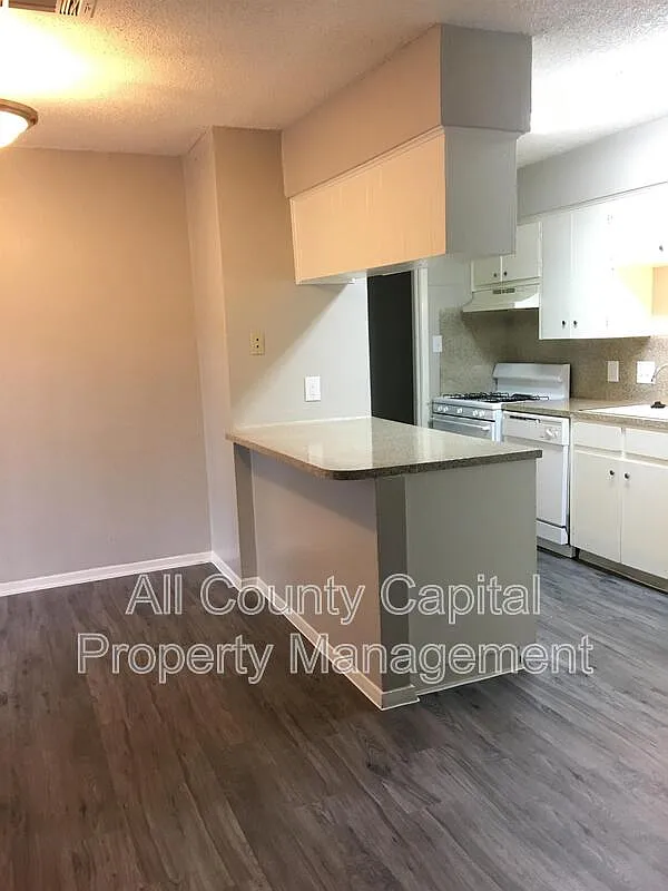 2 bed, 1.0 bath, 814 sqft, $995 — Photo 4