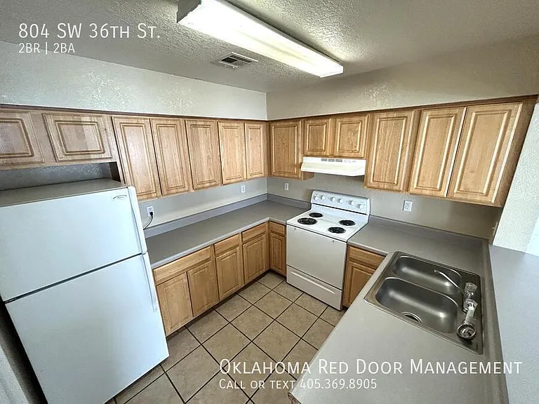 804 SW 36th St — Photo 3