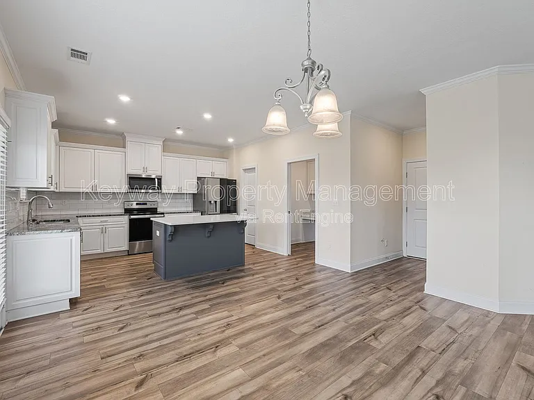 585 Hampton Dr — Photo 12