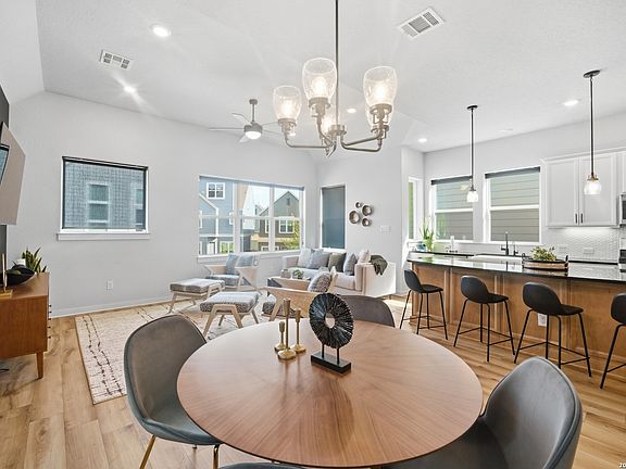 5th image of 5843 Whitby Rd #6