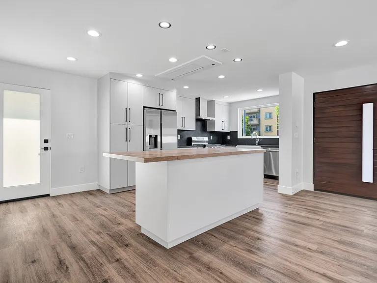 11613 Burbank Blvd — Photo 7