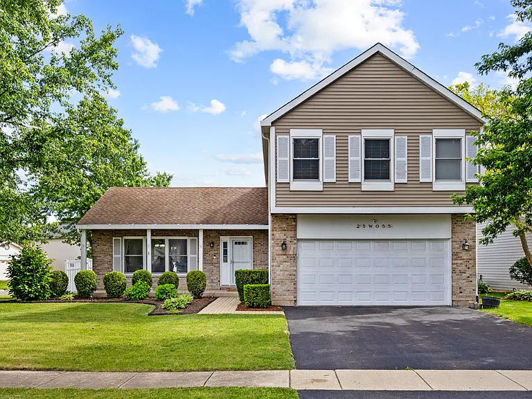 25W055 Canary Ct — Photo 1