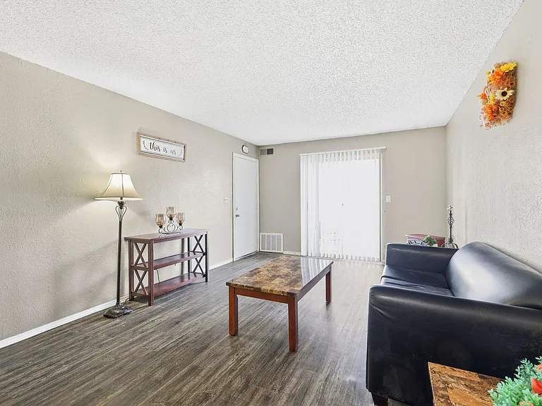 Woodland HIlls Apartments — Photo 10
