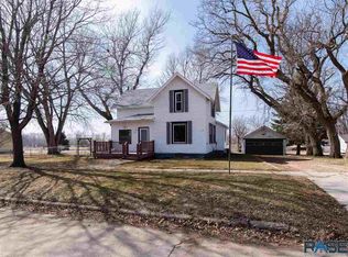 200 S Summit Ave, Hills, MN 56138