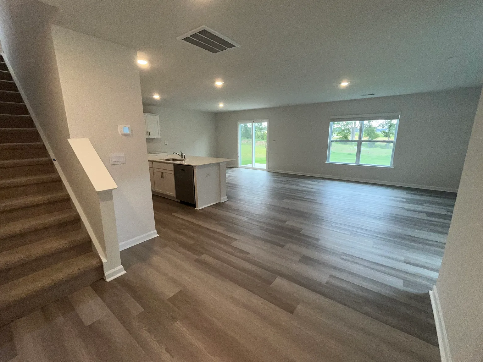 4 bed, 1927 sqft, $2,300 — Photo 3