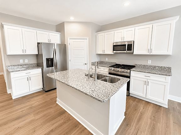 2nd image of 7141 Magnolia Crk #201