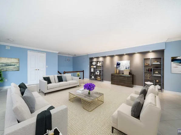 829 Harmon Cove Tower, Secaucus, NJ 07094