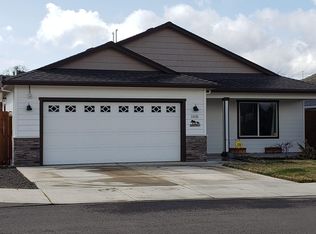 1031 Stonewater Dr, Eagle Pt, OR 97524