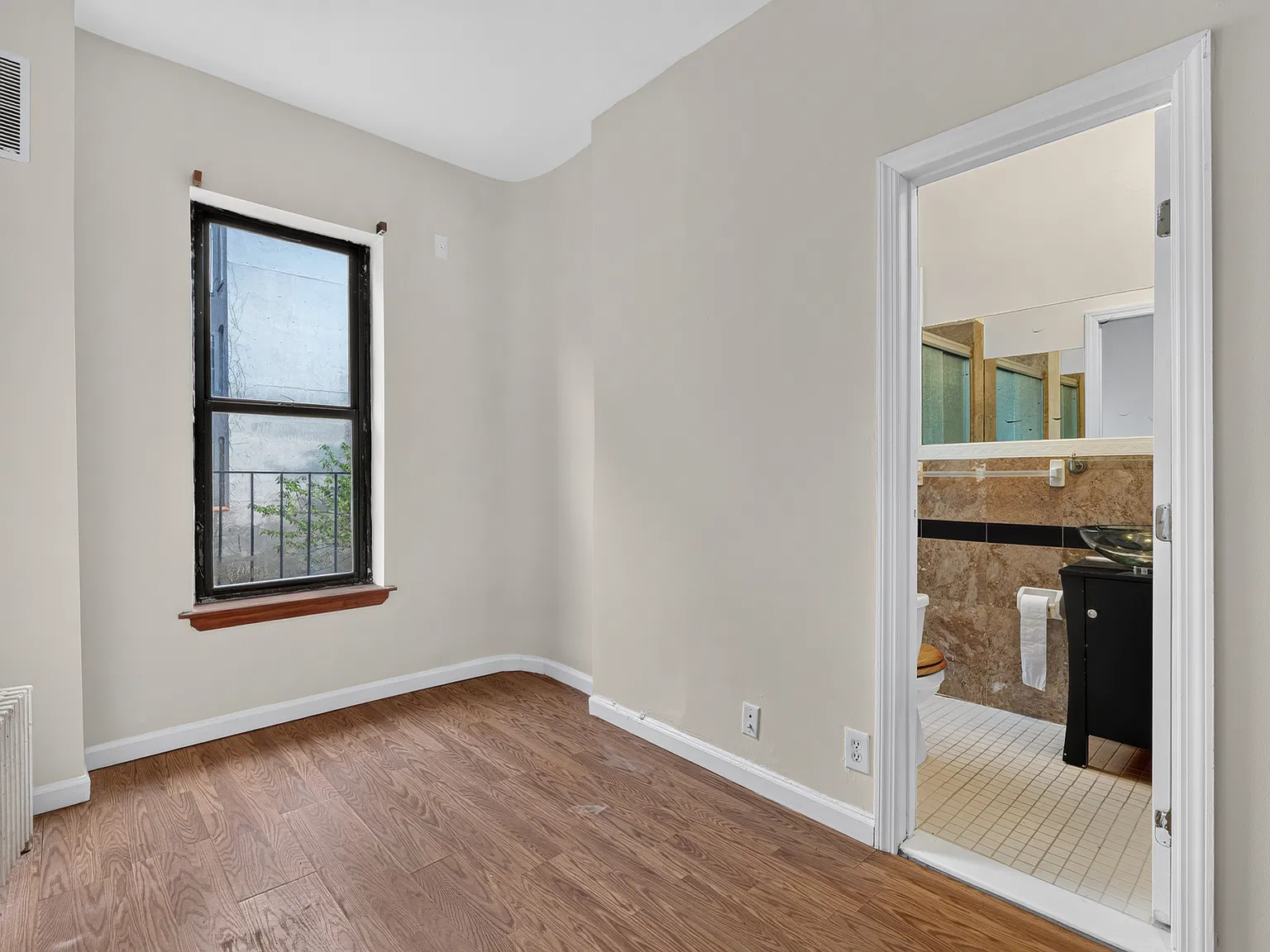 619 E 5th St — Photo 2
