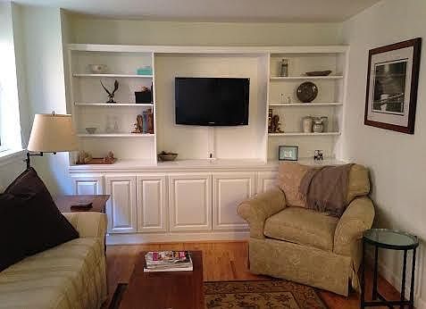 Living Room Built-in Shelves and Entertainment Console