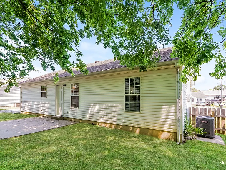 310 Reeves Ct — Photo 15