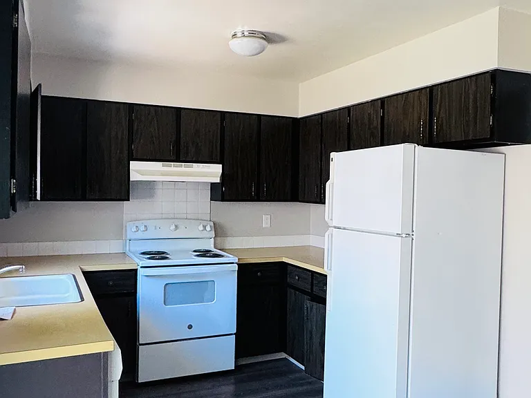 2720 Leisure Dr #4 — Photo 2