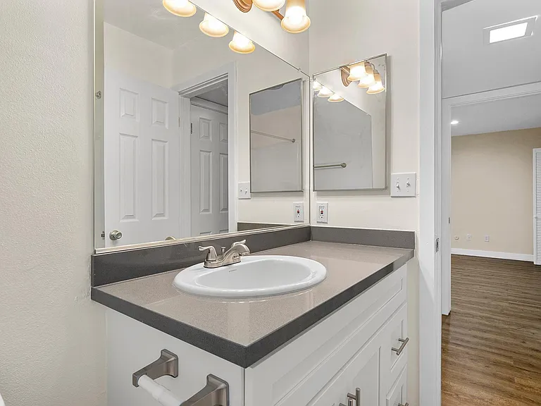 Lombardi Apartments — Photo 20