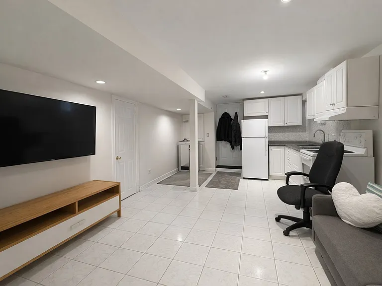 26 Rockvale Ave #BASEMENT — Photo 2